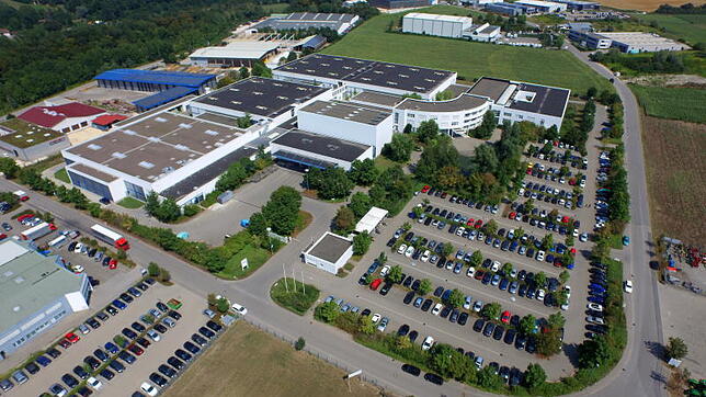 Das Firmengelände von Eto Magnetic im Stockacher Industriegebiet Hardt. Im oberen Bildteil ist die Erweiterungsfläche als grünes Feld zu ...