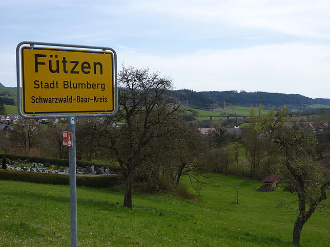 Mit Alpakas durch die Frühlingslandschaft: Das geht zum Beispiel in Blumberg-Fützen bei der Familie Braun. &bdquo;Alpakas uff de ...