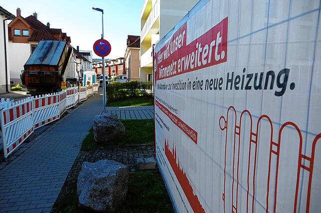 Zahlreiche Baustellen wie hier in der Südstadt Villingen weisen darauf hin: Schon jetzt bauen die Stadtwerke ihr Fernwärmenetz Zug um ...