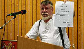Kurt Künz und seine Urkunde: Der 61-jährige Frührentner aus Hilzingen will Bürgermeister von Aach werden und versetzt mit seinen ...
