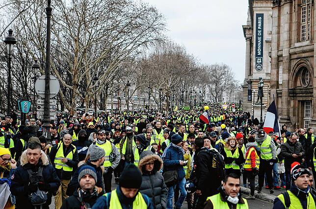 Die Demonstrationen der "Gelbwesten" dauern trotz der Zugeständnisse seitens Macron weiterhin an.
