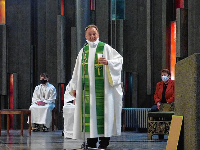 Pfarrer Lichtenberg und die Besucher der Kirche St. Elisabeth prosteten sich mit Saft und Wasser auf einen guten Neuanfang zu.