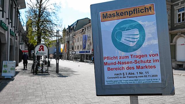 Maskenpflicht gilt in der Innenstadt von Bad Säckingen seit Anfang November. Die Einhaltung der Corona-Regeln wird vom ...