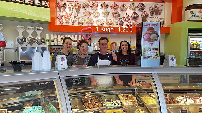 Antonia Bianco, Martina Natale, Roberto Zabanone und Martina Campanale (von links) verkaufen Spaghetti-Eis bei Tutti Frutti in der ...