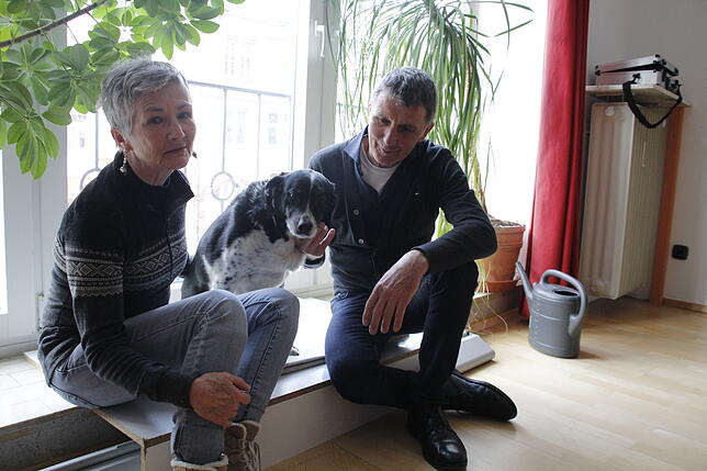 Sibylle Pfeiffer und Klaus Idler betreiben das Lerntherapiezentrum PTE in der Oberen Straße und Hündin Chicca ist den ganzen Tag dabei. ...