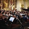 Der Kirchenchor Mariä Himmelfahrt, ein Solistenensemble und das Orchester Ad hoc unter der Leitung von Oliver Schwarz-Roosmann führen ...