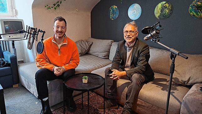 Matthias Eckmann (links) und Werner Nuber (beide SPD) sitzen im Studio der Zeppelin-Universität in Friedrichshafen, wo sie ihren Podcast ...