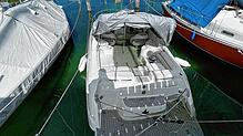 Das Sportboot droht am Freitag, 29. August, durch den Wassereinbruch zu sinken. Die Feuerwehrleute können das aber verhindern.