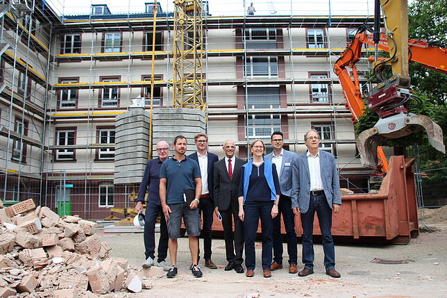 Inmitten der Großbaustelle (von links): Architekt Reiner Ketterer, Hausmeister Thomas Sohmer, Stellvertretender Schulleiter Michael ...