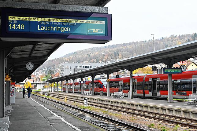 Die Laufschrift auf den Anzeigetafeln am Bahnhof in Waldshut zeigt das Offensichtliche: &bdquo;Der Bahnverkehr ist bis Tagesende massiv ...