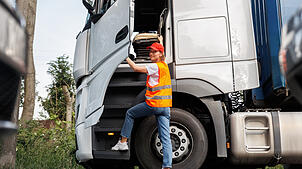 Um den Fachkräftemangel bei Lkw- und Busfahrern einzudämmen, hat das EU-Parlament das Mindestalter für den Führerscheinerwerb herabgesetzt.