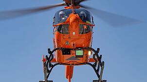 Ein Rettungshubschrauber ist zu einem mutmaßlichen Unfall mit Chemikalien geflogen. (Symbolbild)