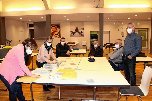 Die Briefwahl in der Stadthalle ist ausgezählt. Die Frauen Cordula Sprengart (links und Alexandra Bouillon erledigen die letzten ...