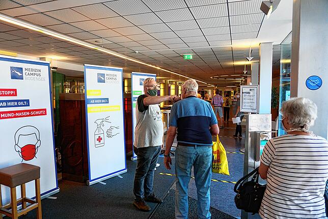 Bitte Mundschutz auf und einmal Fieber messen am &bdquo;Besucher&ldquo;-Eingang: Auch jeder Gast im Klinikum wird erfasst und ...