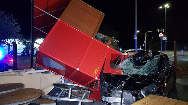 Hoher Sachschaden entstand bei einem schweren Verkehrsunfall durch vermutliche Trunkenheit am Steuer und überhöhter Geschwindigkeit.