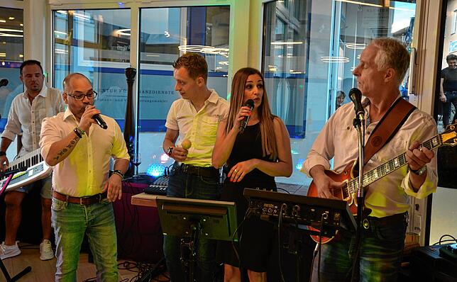 Die Band Sea-Light mit Mariangela und Donato im &bdquo;Mare und Monti&ldquo; in der Poststraße.