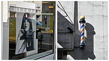 Links ein Schaufenster eines Friseursalons in Waldshut-Tiengen und rechts die für Barbershops typische rot-weiß-blaue Säule an einer ...