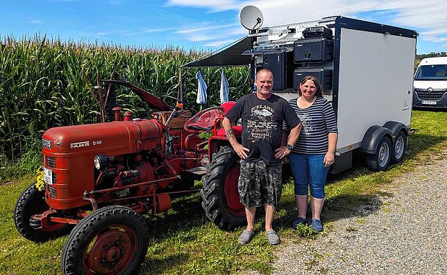 Frank und Sabine Pahl aus Burladingen verbringen ein paar Tage in ihrem Wohnwagen.