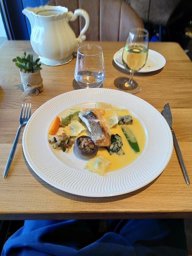 Auch das sind Sehenswürdigkeiten: Das Essen in Frankreich. Dieser Seehecht mit Gemüse und Beurre Blanc in Montjean-sur-Loire schmeckte ...