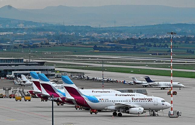Maschinen der Fluggesellschaft Eurowings stehen in Stuttgart geparkt auf dem Vorfeld.