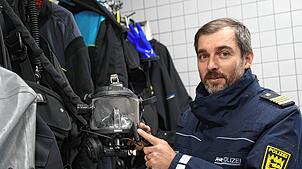 Ihre Tauchausrüstung bewahrt die Wasserschutzpolizei bei den Kollegen im Polizeirevier an der Mühlenstraße auf. Hier zeigt Manuel ...