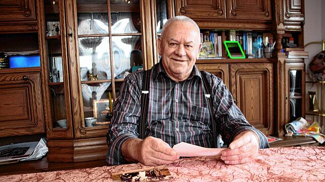 Blickt auf ein ereignisreiches Leben zurück: Ewald Kreft im Wohnzimmer seiner Wohnung in Ailingen.
