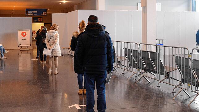 Etwas Geduld muss man schon mitbringen am neuen Impfstützpunkt an der Messe. Den Piks bekommt man hier ausschließlich mit Termin.