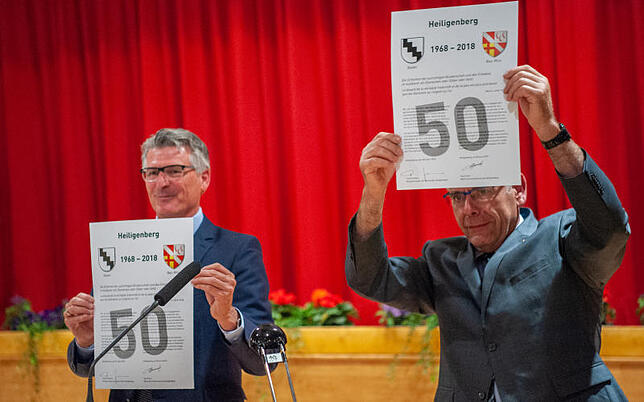 Mit dem Austausch von Urkunden zwischen Frank Amann (links) und Guy Ernst wurde die freundschaftliche Partnerschaft zwischen den ...