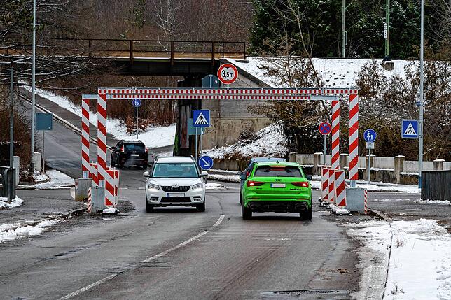 Die Brücke in der Peterzeller Straße hat jetzt eine Höhenbegrenzung von 3,5 Metern &ndash; für normale Personenwagen ist die Durchfahrt ...