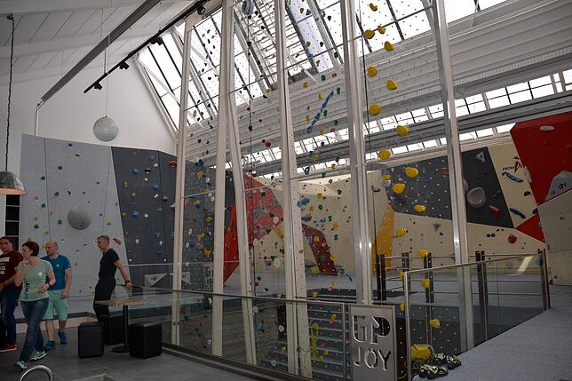 Das Highlight im &bdquo;Upjoy&ldquo; in Villingen ist die große Kletterwand aus Acrylglas.