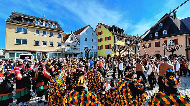 Bild 20: Bilder vom Kindernarrenbaum-Setzen auf dem Gustav-Hammer-Platz in Stockach
