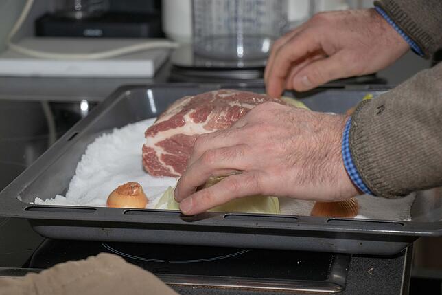 Ungeschälte Zwiebelhälften kommen mit der Schnittstelle auf das Salz.