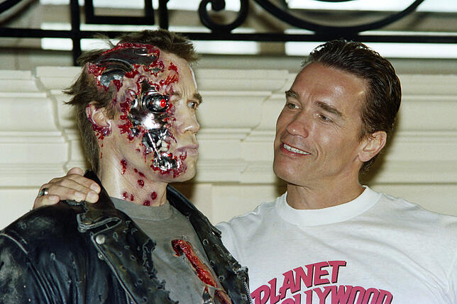 Arnold Schwarzenegger 1991 neben einer Wachsfigur der Filmfigur &bdquo;Terminator&ldquo;.