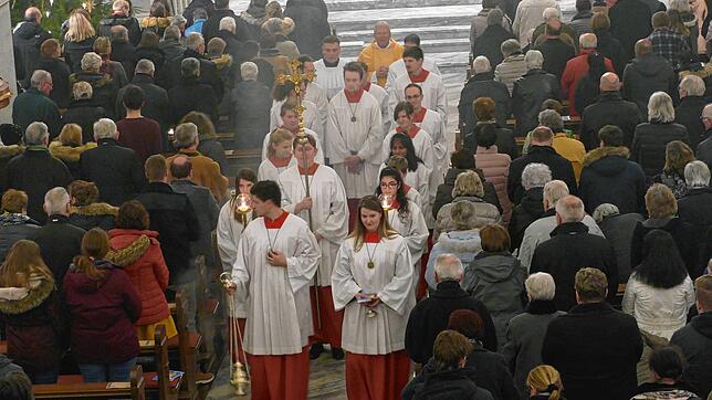 Festglanz in der katholischen Kirche St. Martin in Wehr am Heiligen Abend im Jahr 2018: der Auszug der katholischen Christmette. Für ...