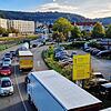 Stau auf der in Waldshut: Die Zahl der im Kreis Waldshut zugelassenen Autos, hier eine Aufnahme aus Waldshut, ist auch von 2024 auf 2025 ...