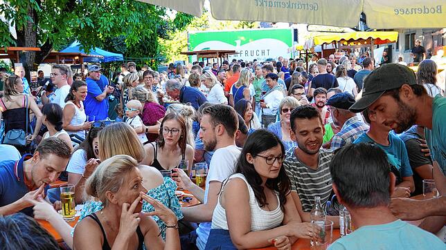 Alle Plätze beim Mostfest waren schon frühzeitig besetzt, die Stimmung, befeuert von fetziger Musik, von Anfang an großartig.