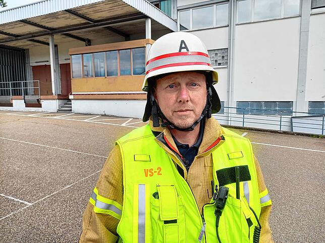 Markus Megerle, Kommandant der VS-Feuerwehr, erläutert, wie die Einsätze bei vollgelaufenen Kellern koordiniert werden.