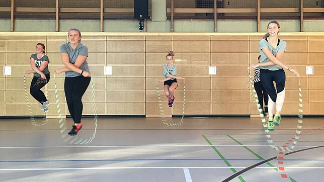 Lena Kaplan, Annalena Ohlsen, Lena Meier und Marie Ohlsen (von links) proben eine Choreografie, die auch bei Auftritten gezeigt wird.
