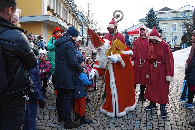 Bild 17: Besuch des Nikolauses in Tiengen sorgt für viele strahlende Kinderaugen