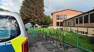 Tübingen: Einsatzkräfte sichern die Hermann-Hepper-Halle. Dort diskutieren am Abend Tübingens Oberbürgermeister Palmer und ...