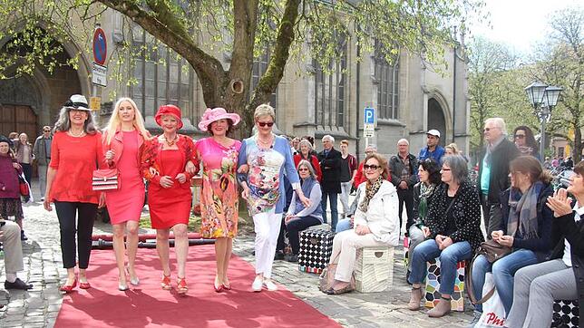 Beim gestrigen verkaufsoffenen Sonntag des Wirtschaftsverbundes Überlingen richteten die Geschäfte unter anderem auch Modeshows vor ...