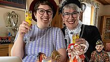 Die stellvertretende Leiterin der Alt-Stockacherinnen, Vera Ossola (rechts) feierte mit ihrer Tochter Lea den Damenkaffee Dehom.