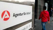 Der Eingang eines Jobcenters in Stuttgart. In der Hauptstadt von Baden-Württemberg leben die meisten Bürgergeld-Berechtigten des ...