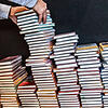 Bücher, Bücher, Bücher: Bei den Überlinger Büchernächten war für jeden Geschmack etwas dabei. Man musste nicht mal selbst lesen... Bild: dpa
