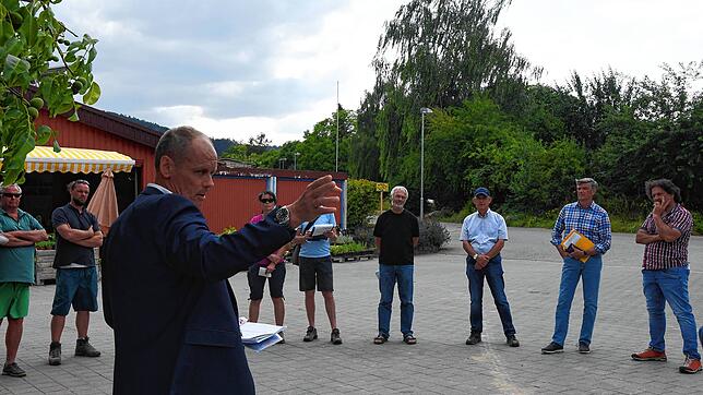 Kinderdorf-Geschäftsführer Bernd Löhle erklärt die Gewächshaus-Pläne. Es hören zu (v. l.): Christian Richter, Birger Richter, Simone ...