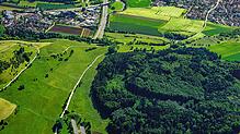 Die Autobahn 81 bei Hilzingen aus der Luft gesehen. Im Hintergrund rechts ist Hilzingen zu sehen, vorne der Hohentwiel-Tunnel. Am ...