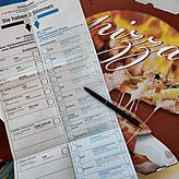 Eine lange Liste: Gemeinsam konnte ein Wahlzettel in Augenschein genommen werden.