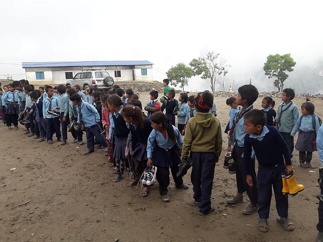 Gerhard Albicker aus Ühlingen-Birkendorf setzt sich für ein Hilfsprojekt in Nepal ein. Im Bild die Kinder bei der Übergabe der 200 Paar ...