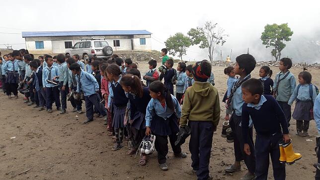 Gerhard Albicker aus Ühlingen-Birkendorf setzt sich für ein Hilfsprojekt in Nepal ein. Im Bild die Kinder bei der Übergabe der 200 Paar ...