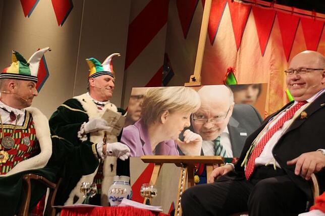 2015: Kanzleramtsminister Peter Altmaier mit einem Beweisstück, das ihn mit Kanzlerin Angela Merkel zeigt.
